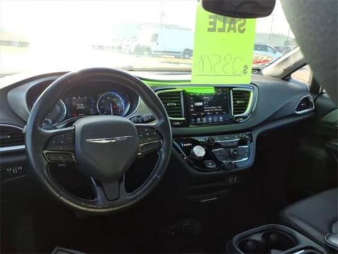 Certified 2020 Chrysler Pacifica Touring-L image 9