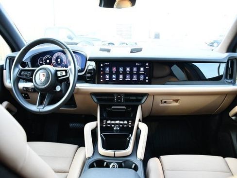 Used 2025 Porsche Cayenne image 18