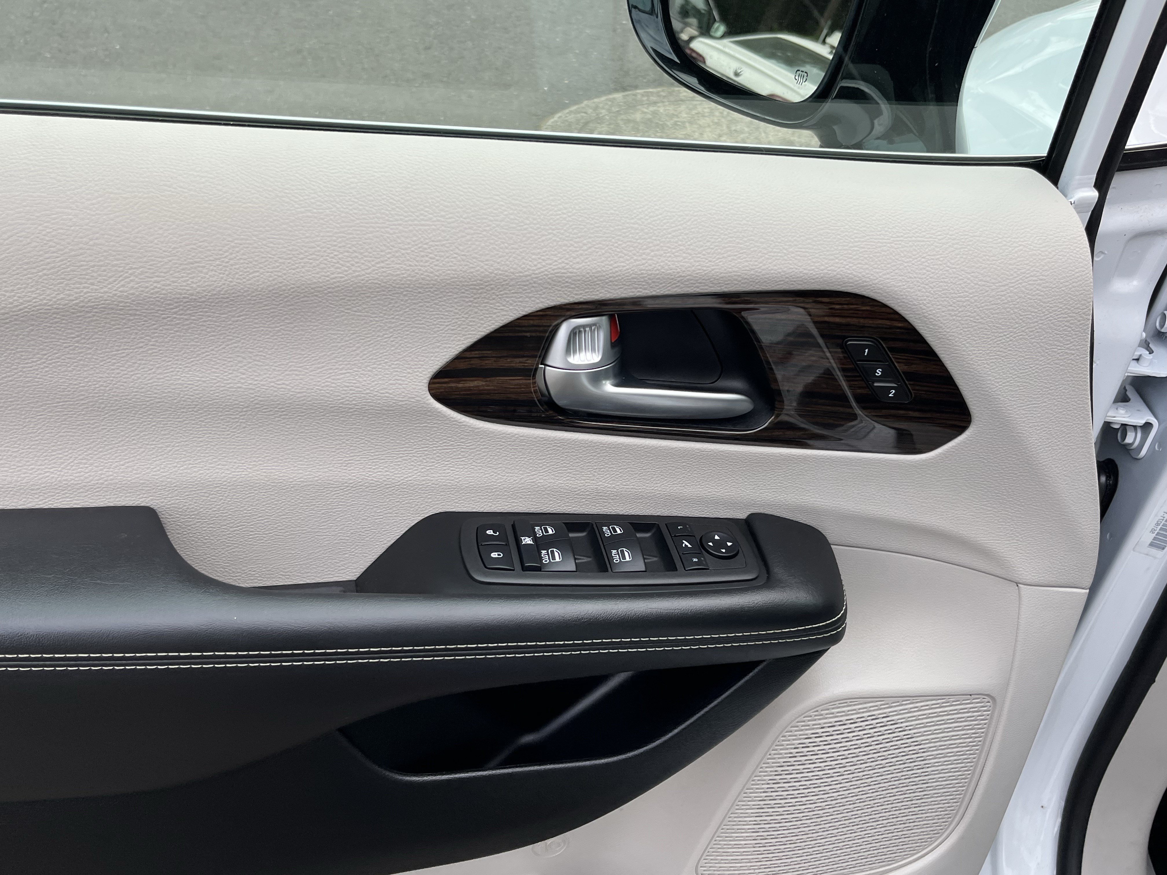 Used 2024 Chrysler Pacifica Limited FWD image 18