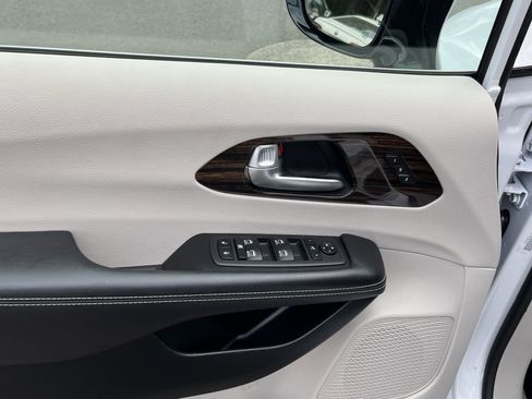 Used 2024 Chrysler Pacifica Limited FWD image 18