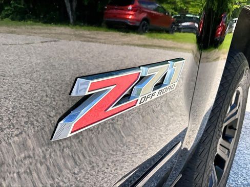 Used 2017 Chevrolet Silverado 1500 LT w/ Midnight Edition AWD/4WD image 10