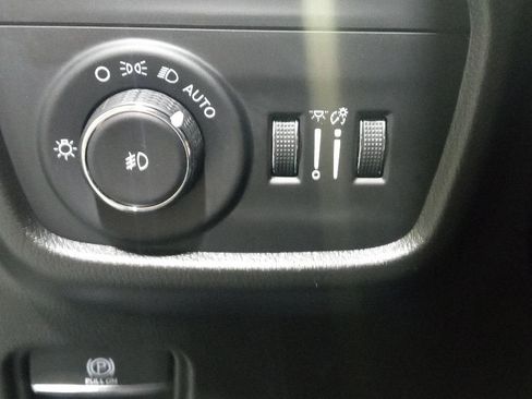 Used 2023 Jeep Grand Cherokee Limited w/ Luxury Tech Group II image 13