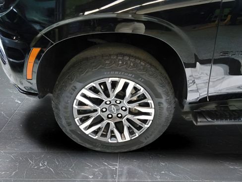 Used 2025 Chevrolet Suburban Z71 AWD/4WD image 10