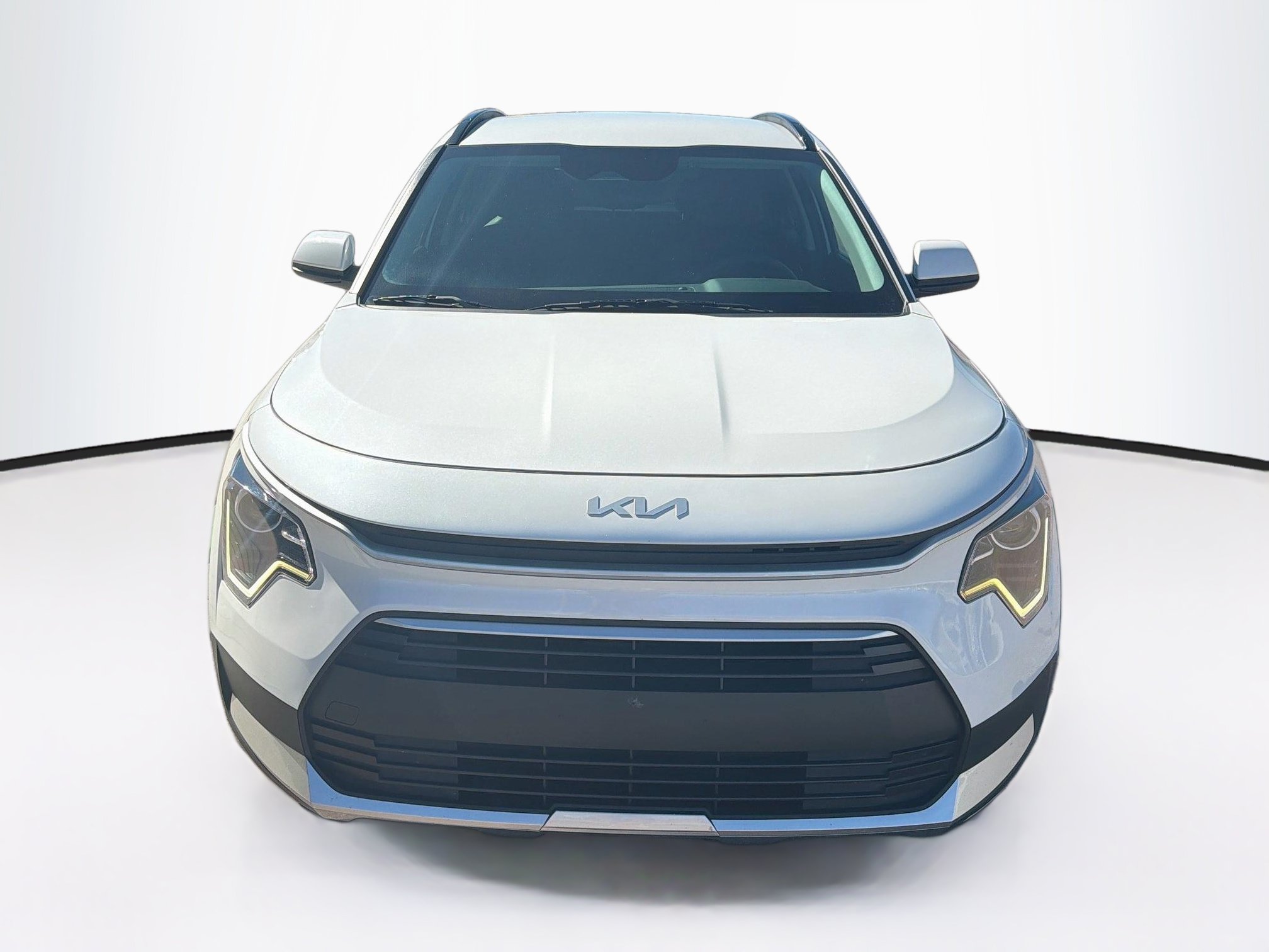 Used 2025 Kia Niro LX FWD image 2