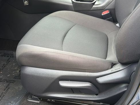 Used 2021 Toyota RAV4 LE AWD/4WD image 17