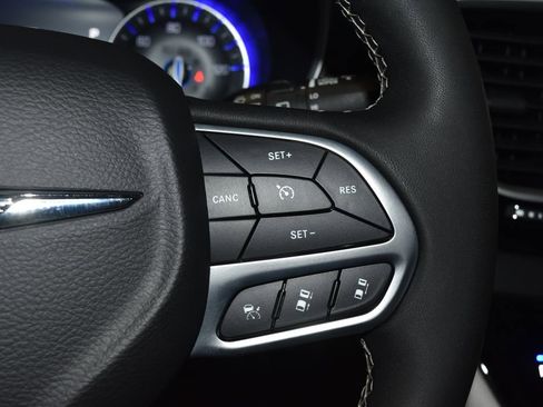 Used 2023 Chrysler Pacifica Touring-L FWD image 10