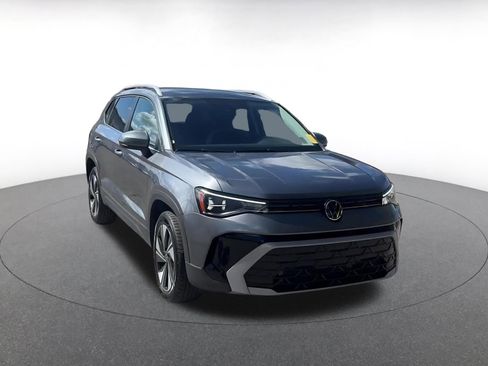 Used 2025 Volkswagen Taos SE image 2