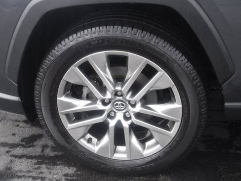 Used 2020 Toyota RAV4 XLE Premium image 4