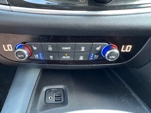 Used 2020 Buick Enclave Premium w/ Sun and Sites Package AWD/4WD image 23
