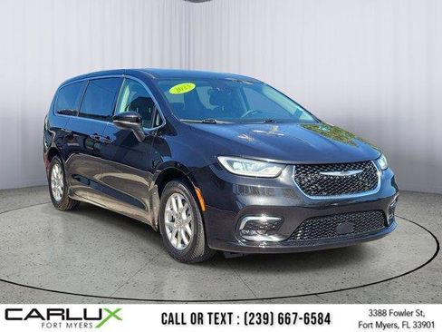 Used 2023 Chrysler Pacifica Touring-L FWD image 1