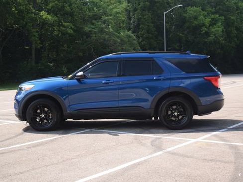 Used 2020 Ford Explorer XLT w/ Equipment Group 202A AWD/4WD image 24