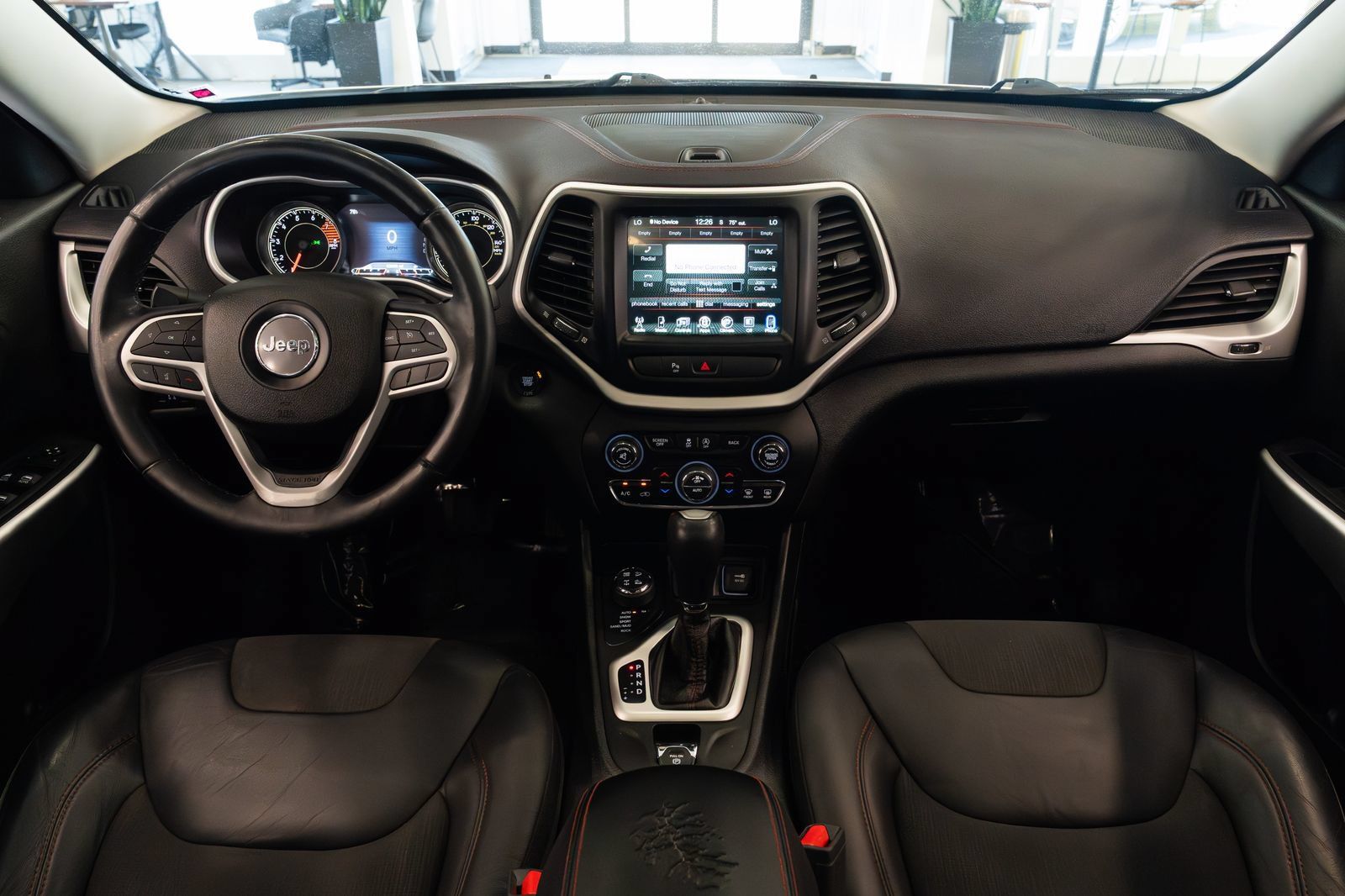 Used 2018 Jeep Cherokee Trailhawk w/ Comfort/Convenience Group AWD/4WD image 9
