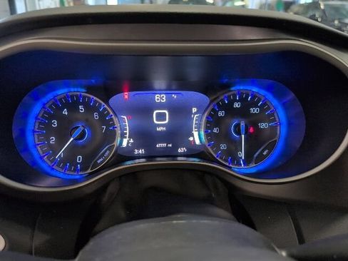 Used 2023 Chrysler Pacifica Touring-L FWD image 10