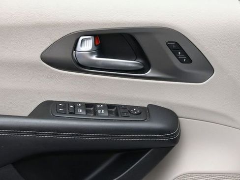 Used 2023 Chrysler Pacifica Touring-L FWD image 13