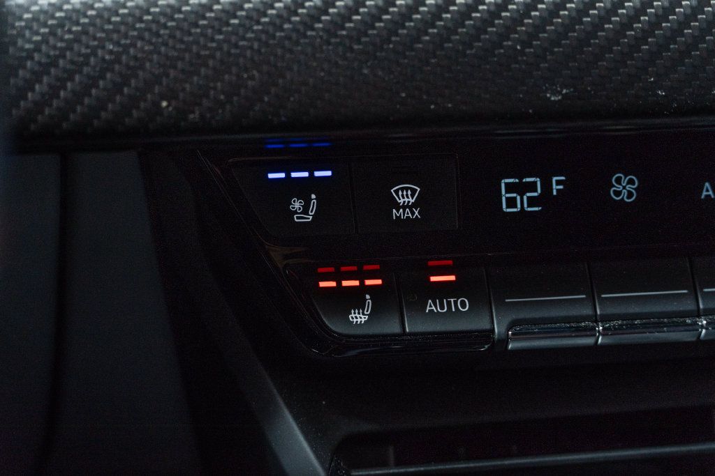 Used 2023 Audi RS e-tron GT w/ Carbon Performance Package AWD/4WD image 21