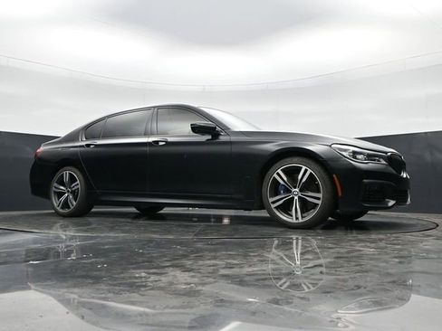 Used 2018 BMW 750i w/ Executive Package RWD image 34