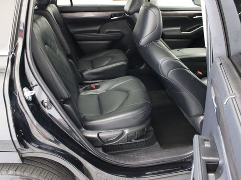 Used 2026 Toyota Highlander Platinum AWD/4WD image 38