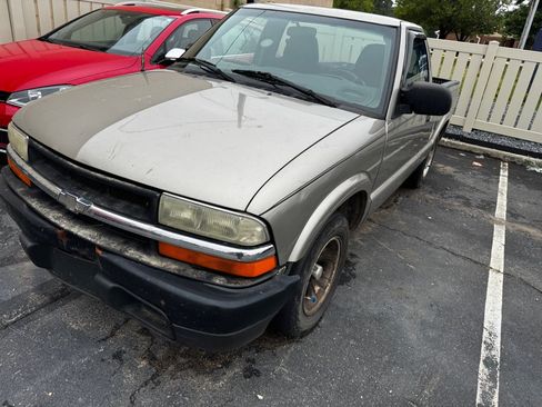 Used 2003 Chevrolet S10 Pickup 2WD Regular Cab image 1