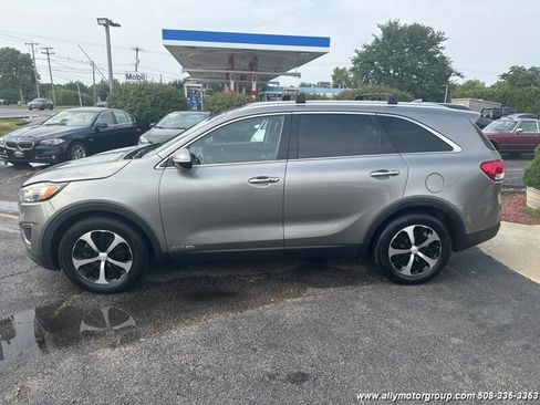 Used 2018 Kia Sorento EX image 3