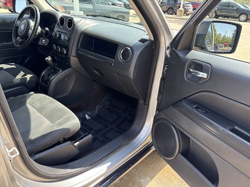 Used 2015 Jeep Patriot Latitude AWD/4WD image 14