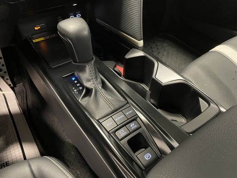 Used 2025 Toyota Camry SE image 13