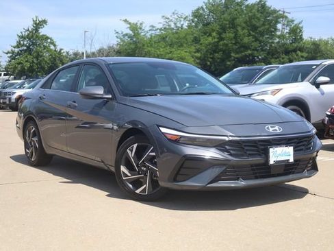 Used 2025 Hyundai Elantra SEL FWD image 2