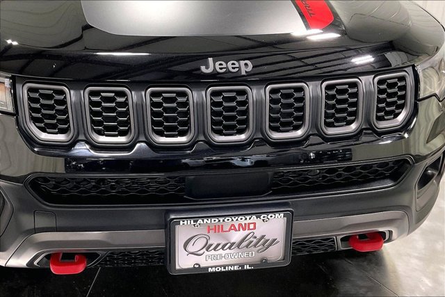 Used 2025 Jeep Compass Trailhawk w/ Sun & Sound Group AWD/4WD image 30
