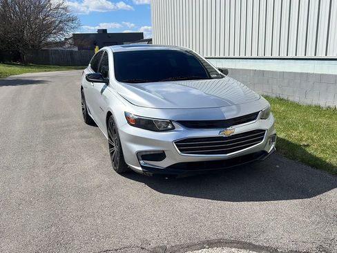 Used 2019 Chevrolet Malibu LT w/ Driver Confidence Package image 2