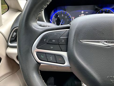 Used 2022 Chrysler Pacifica Touring-L FWD image 28