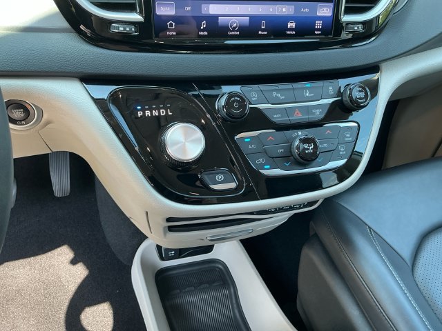 Used 2023 Chrysler Pacifica Touring-L FWD image 13