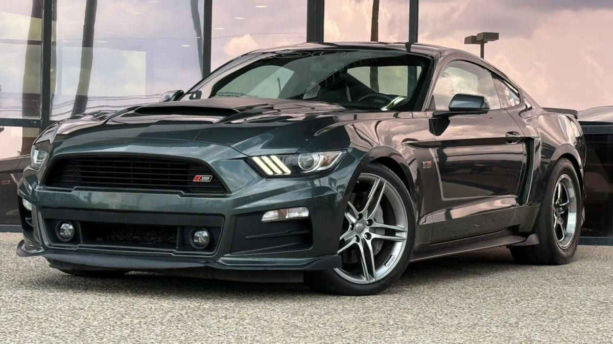 Used 2016 Ford Mustang GT Premium w/ Equipment Group 401A RWD image 2