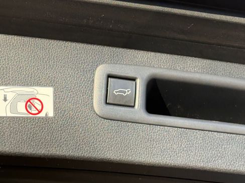 Used 2025 Toyota Highlander LE image 23