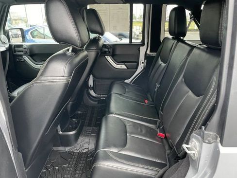 Used 2017 Jeep Wrangler Unlimited Rubicon w/ Connectivity Group AWD/4WD image 35