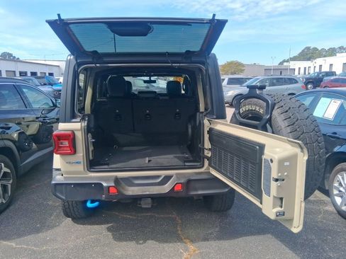 Used 2022 Jeep Wrangler Unlimited Sahara w/ Cold Weather Group AWD/4WD image 19