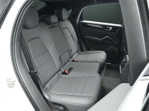 Used 2023 Porsche Cayenne Coupe image 18