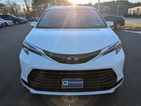 Used 2024 Toyota Sienna LE image 9