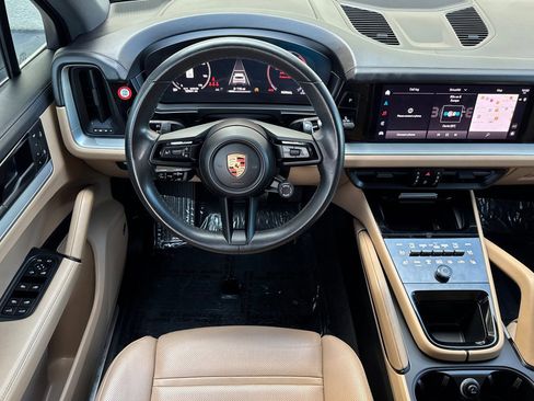 Used 2024 Porsche Cayenne image 11