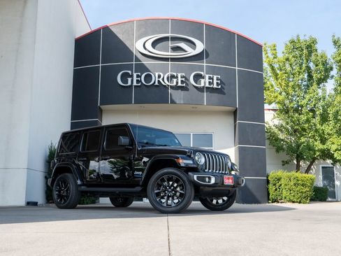 Used 2021 Jeep Wrangler Unlimited Sahara AWD/4WD image 1