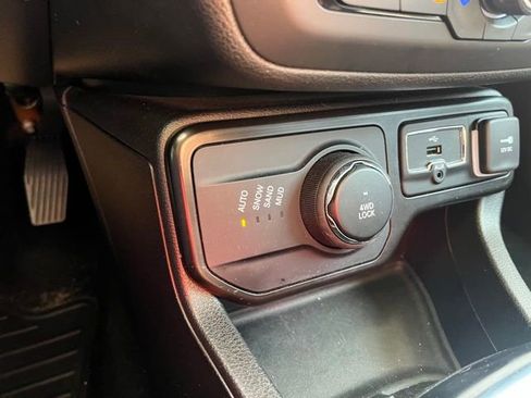 Used 2023 Jeep Renegade Latitude AWD/4WD image 15