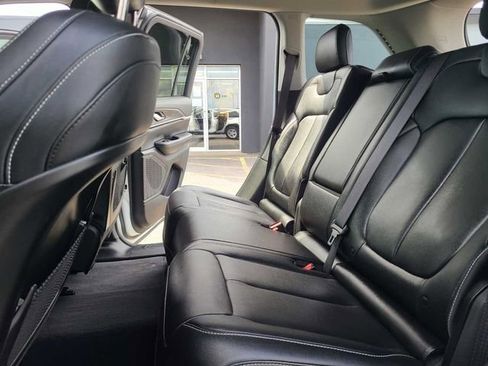 Used 2023 Jeep Grand Cherokee Limited AWD/4WD image 24