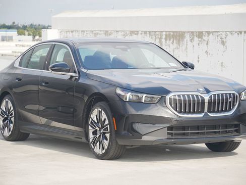 Used 2026 BMW i5 eDrive40 image 3