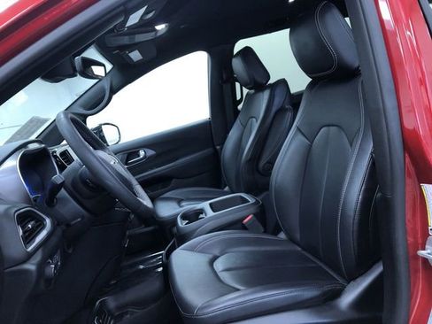 Used 2025 Chrysler Pacifica Select image 19