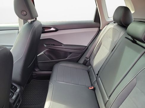 Certified 2023 Volkswagen Taos SE w/ Panoramic Sunroof Package image 15