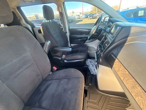 Used 2018 Dodge Grand Caravan SE w/ UConnect Hands-Free Group image 13