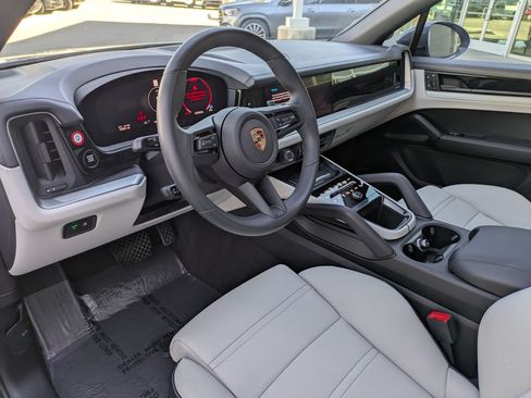 Used 2024 Porsche Cayenne AWD/4WD image 15