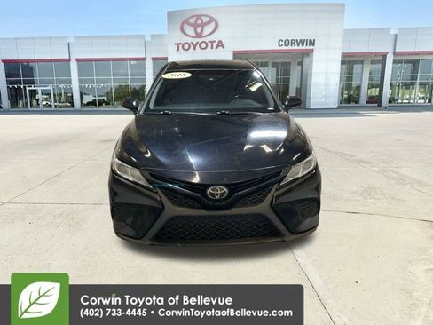 Used 2018 Toyota Camry SE image 3