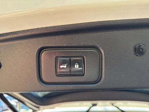 Used 2024 Nissan Pathfinder SL image 17