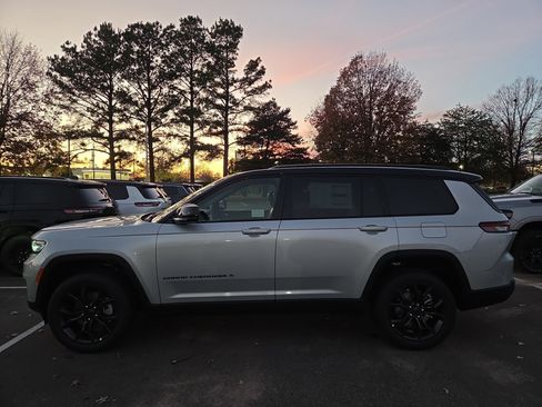 New 2025 Jeep Grand Cherokee L Limited AWD/4WD image 2