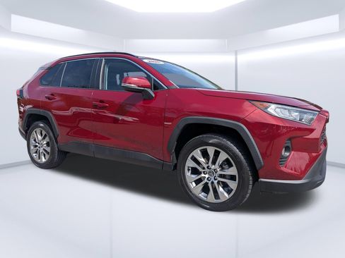 Used 2020 Toyota RAV4 XLE Premium FWD image 1