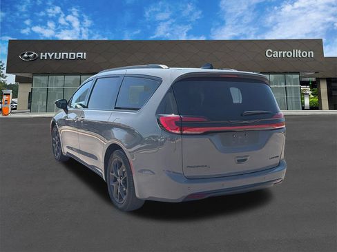 Used 2025 Chrysler Pacifica Limited FWD image 7
